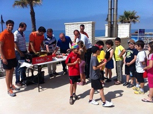 El Ayuntamiento de Adra y la Piscina Municipal llevan a cabo un desayuno saludable entre los más pequeños con sandía ‘Fashion’