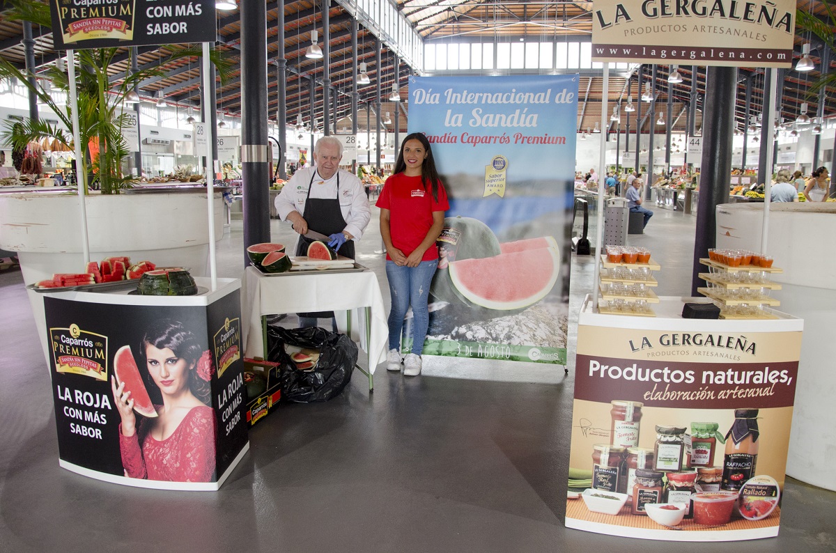 Caparrós celebra el Día Internacional de la sandía degustando su producto Premium