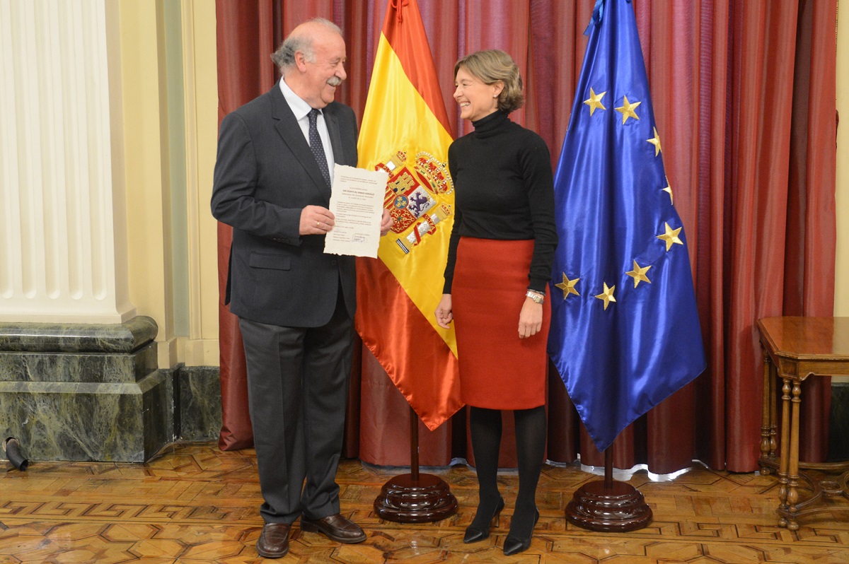 Isabel García Tejerina preside la entrega a Vicente del Bosque del nombramiento de Embajador Solidario del programa ‘El Aceite de la Vida’