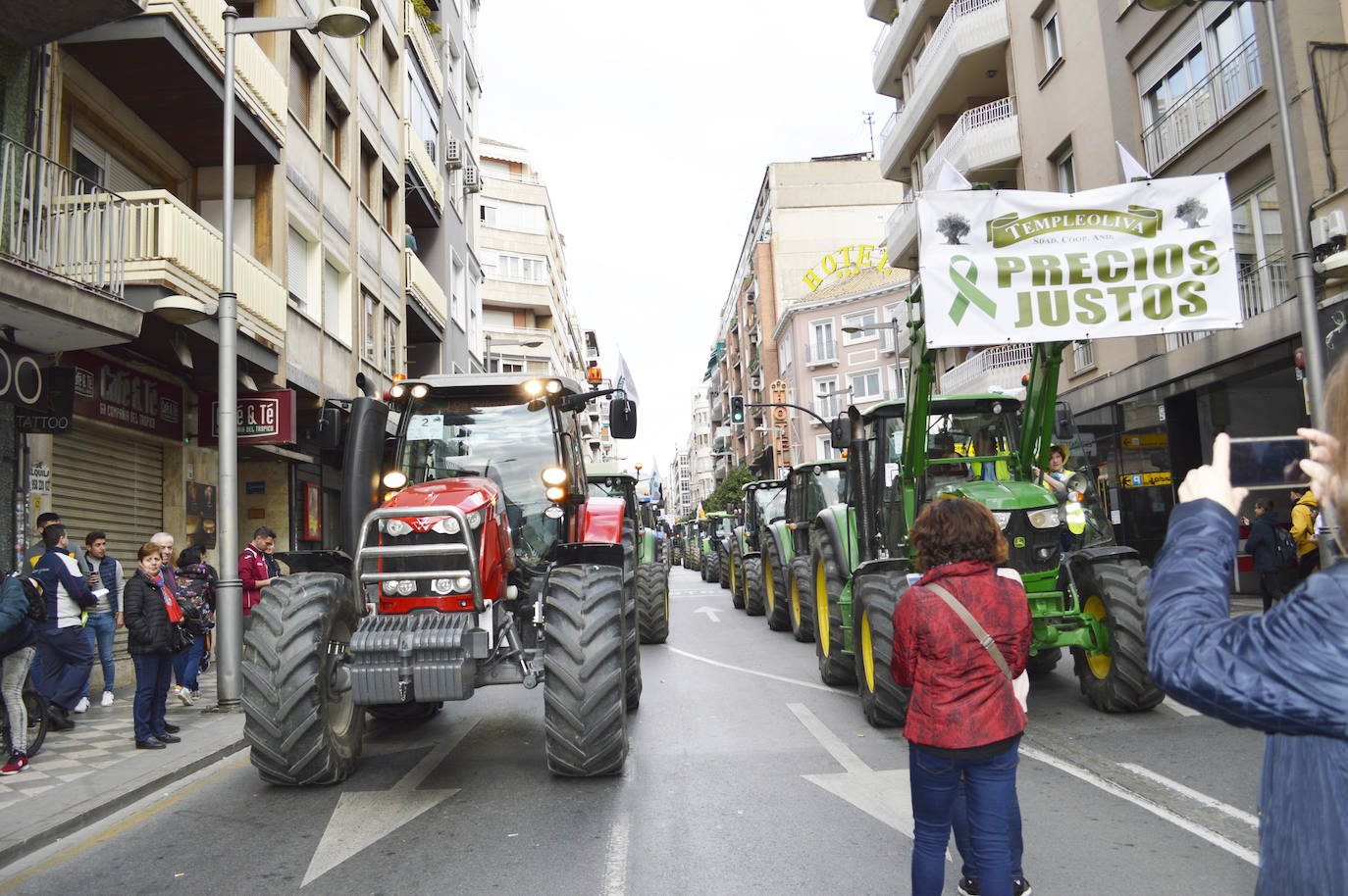 Éxito absoluto de la manifestación del campo en granada para exigir precios justos para agricultores y ganaderos