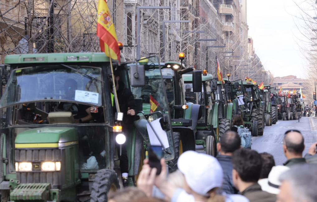 Una multitudinaria tractorada reclama soluciones para el campo y precios justos en origen en Granada capital