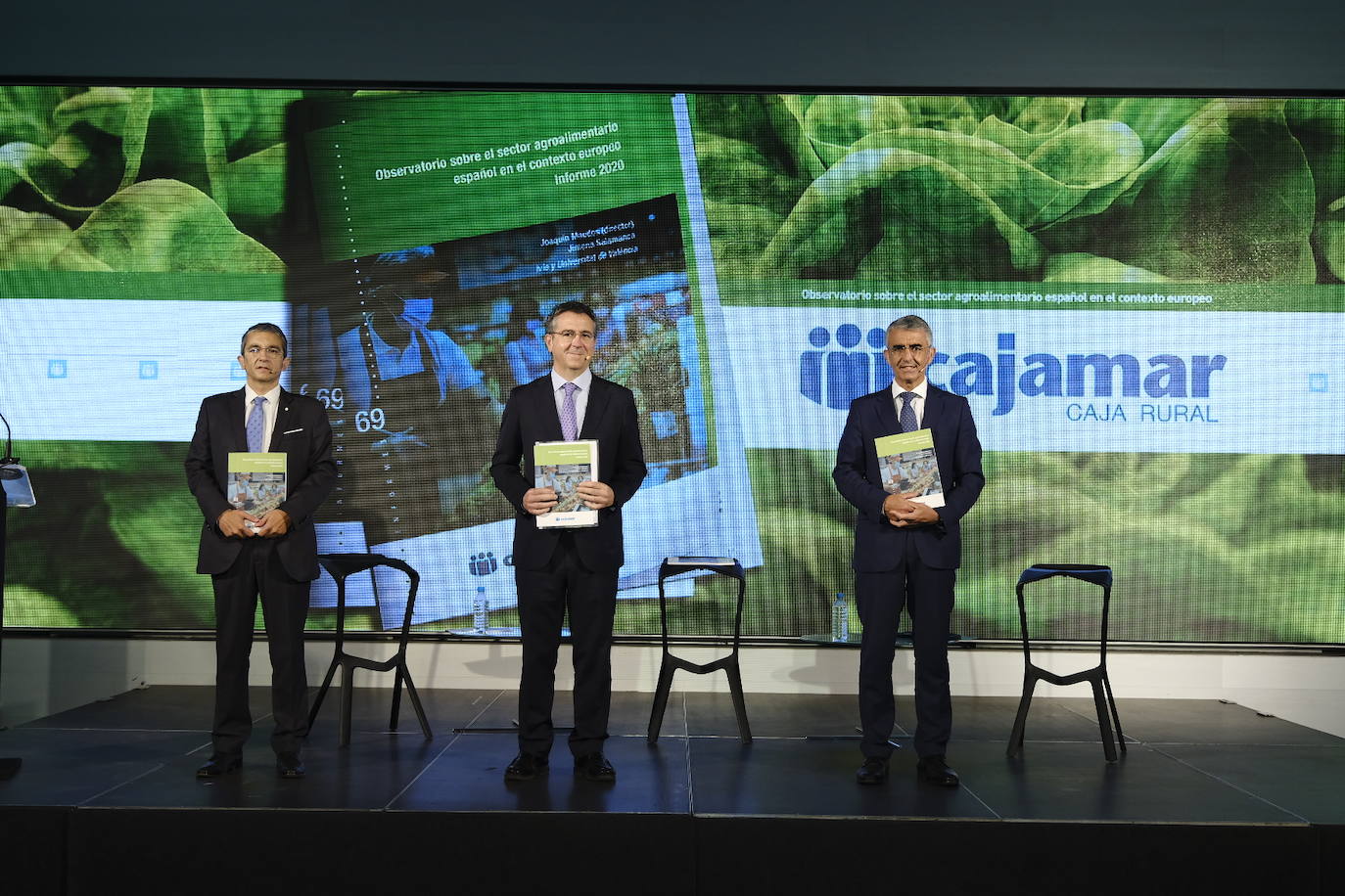 Joaquín Maudos, Eduardo Baamonde y Roberto García posan con la publicación