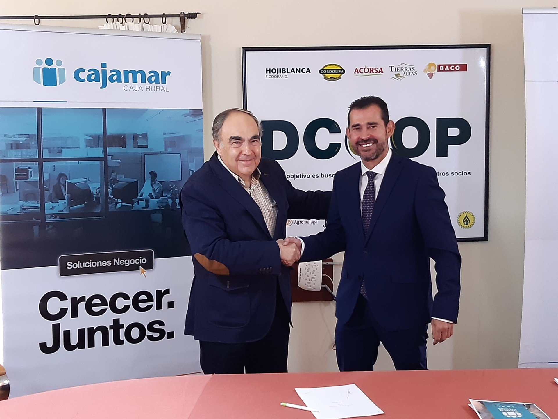 Cajamar firma un convenio con Dcoop para ayudar a financiar la transformación de cultivos de sus socios