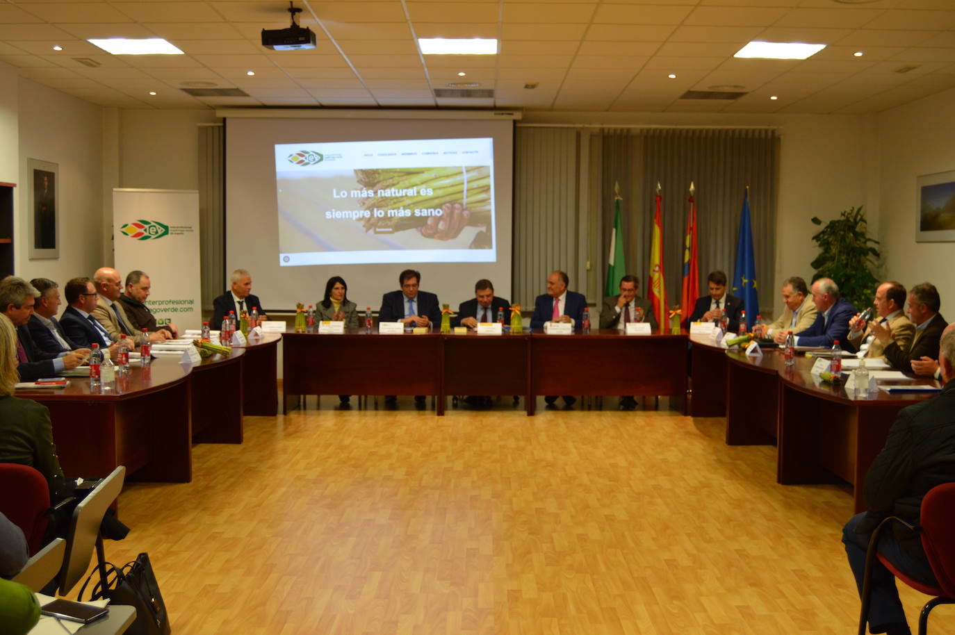 Reunión de la Interprofesional del espárrago verde de España con el ministro de Agricultura