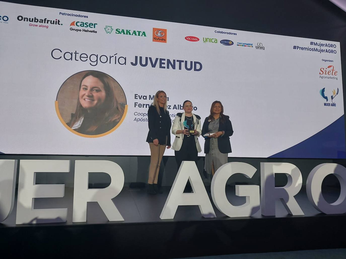 Eva Fernández, de la cooperativa Santiago Apóstol Los Pastoreros, premio Mujeragro en la categoría Juventud