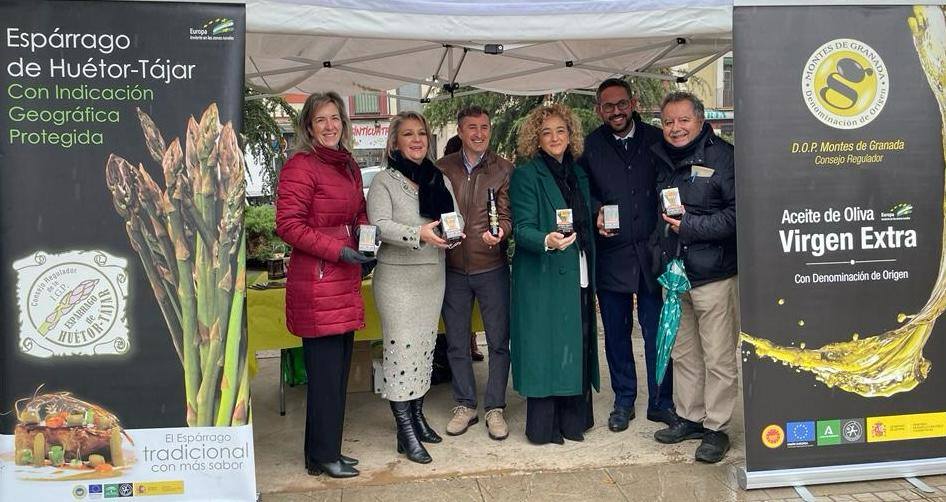 La DOP Montes de Granada y la IGP Espárrago de Huétor Tájar se promocionan en el Paseo del Violón de Granada