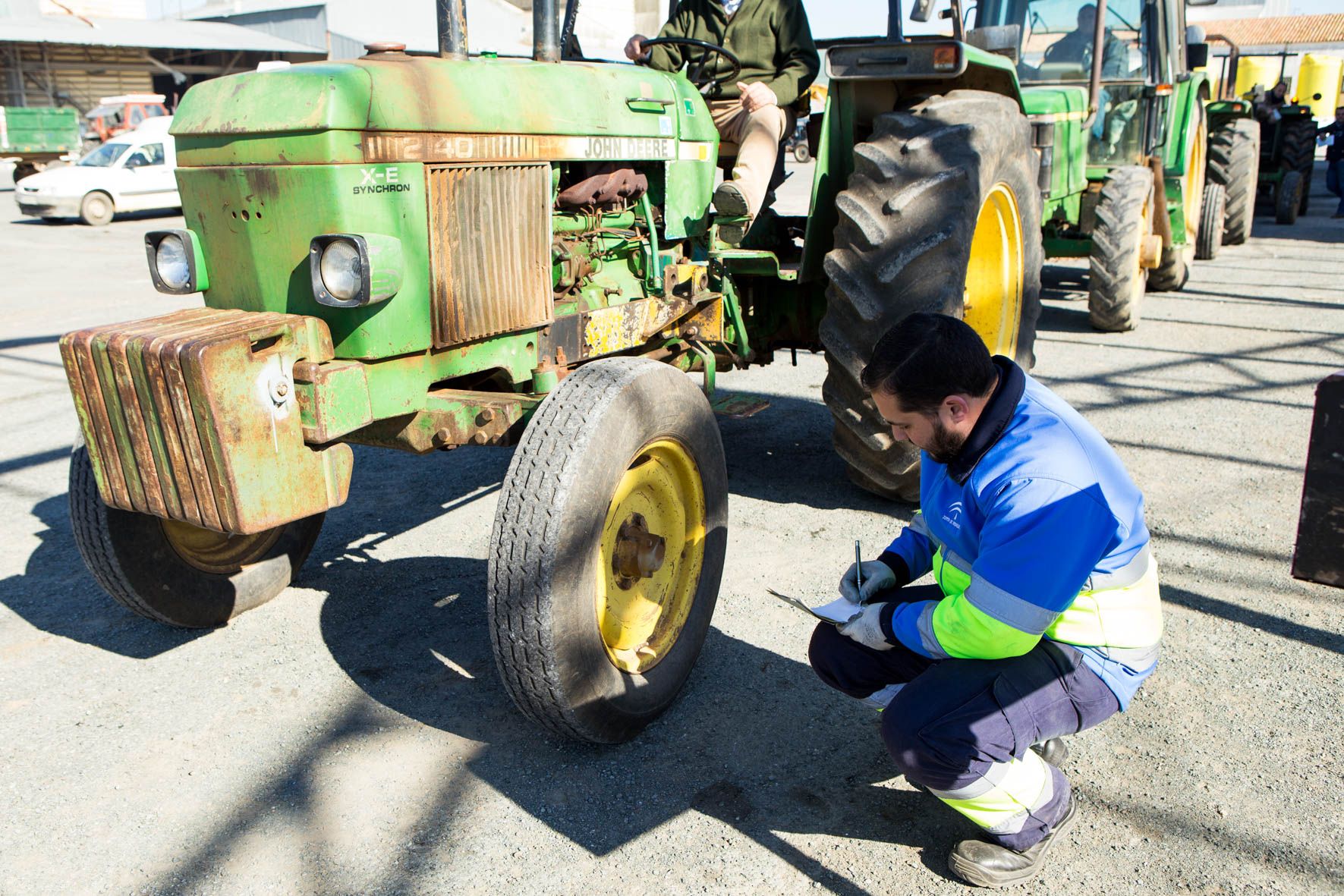 VEIASA refuerza la ITV agrícola durante la campaña de la aceituna y amplía el servicio con las móviles de Granada y Baza