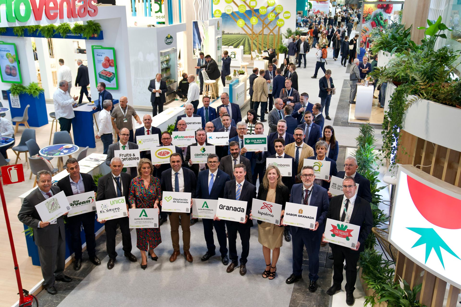 Foto de familia de todas las autoridades y cooperativas en Fruit Attraction 2024.