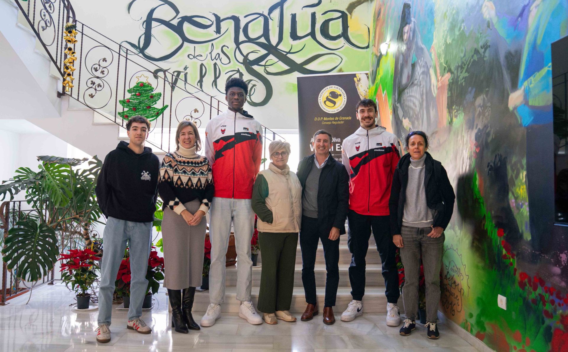 Jugadores del Fundación CB Granada visitan la sede de la DOP Montes de Granada